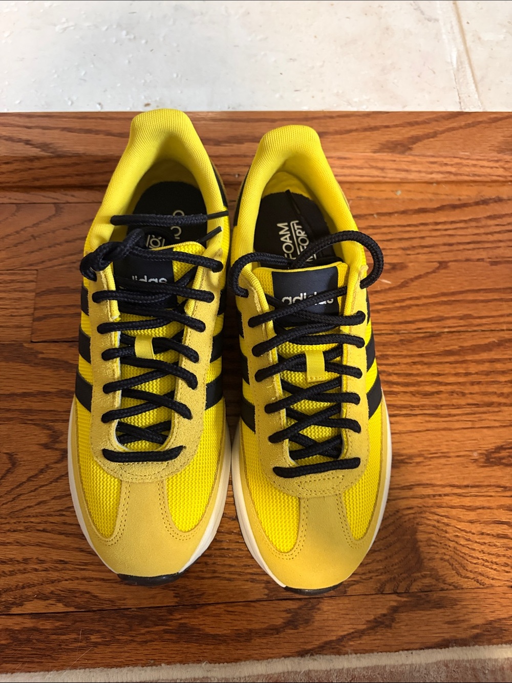 adidas Yellow and Black Retro-Style Men's Sneakers nwot - Picture 3 of 3